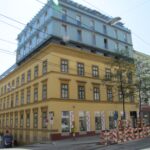 Auch der Bezug auf die historischen Fensterachsen vermag kaum über diese Aufstockung hinwegtrösten, Wien