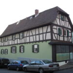 Dörfliches Wohn- und Geschäftshaus mit Ladenleerstand, Frankfurt-Niederursel, © Denkmalamt Frankfurt am Main