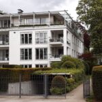 Fassadenfragment einer historistischen Villa als Spolie in einem Mehrfamilienwohnhaus, Hamburg