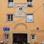 Freigelegtes mittelalterliches Fenster, Befundpräsentation versus Erscheinungsbild der Fassade, Regensburg