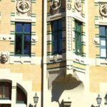 Glasierte Gliederungselemente korrespondieren mit der Fensterfarbgebung, Leipzig