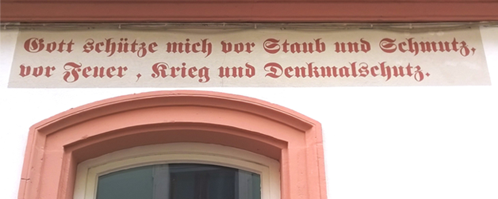 Inschrift-an-einem-Wohnhaus-in-der-UNESCO-Welterbestadt-Bamberg